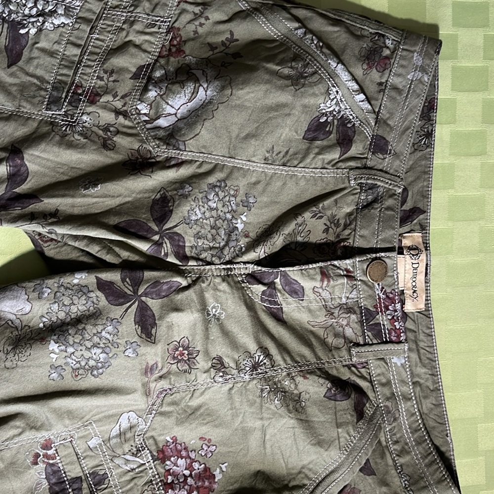 Democracy Olive Green Floral Cropped Pants - Picture 3 of 14